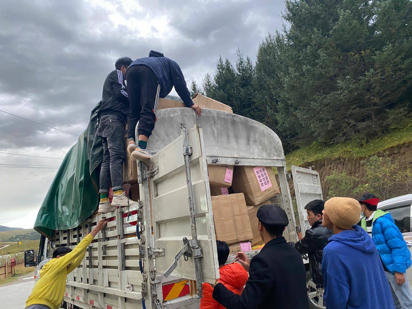 昆明俊豪家庭服务解决方案有限公司公益回顾丨家国同欢月同圆 温暖满载甘孜州(图5)