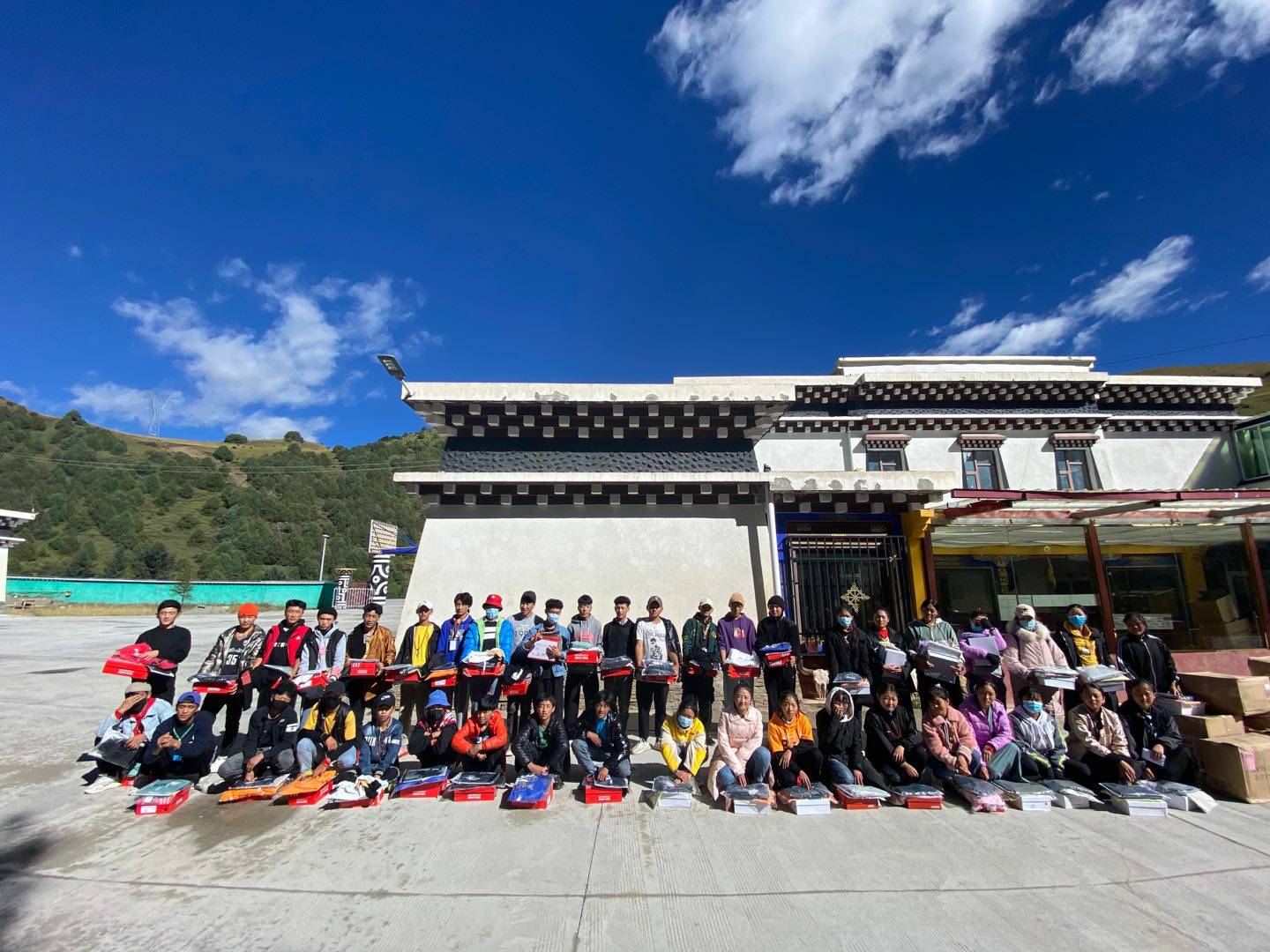 昆明俊豪家庭服务解决方案有限公司公益回顾丨家国同欢月同圆 温暖满载甘孜州(图8)